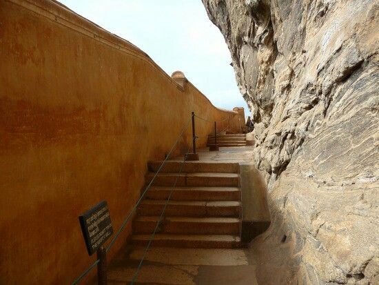 https://www.citadelfzc.com/images/articles/sigiriya--the-majestic-rock-fortress-of-sri-lanka_2/sigiriya%20mirrar.jpg